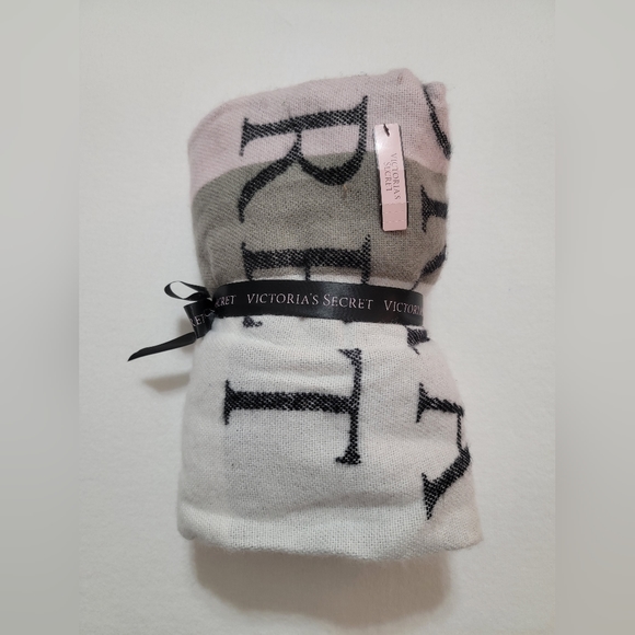NWT Victoria's Secret Luxurious Super Soft Throw - Picture 2 of 10